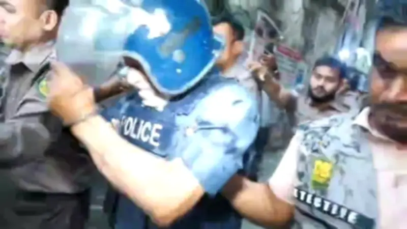 আদালত প্রাঙ্গণে সাবেক সেনা কর্মকর্তা মাসুদ উদ্দিন চৌধুরীর গায়ে ময়লা পানি নিক্ষেপ