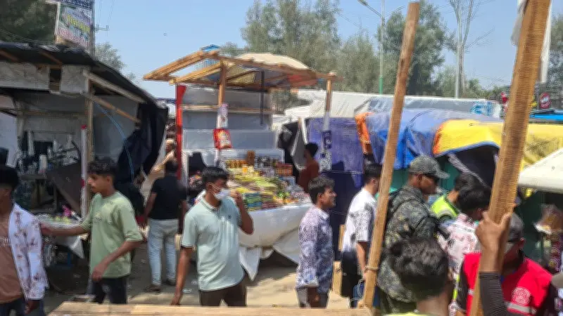 কক্সবাজারে সুগন্ধা সৈকতে শতাধিক অবৈধ দোকান উচ্ছেদ, জেলা প্রশাসনের অভিযান