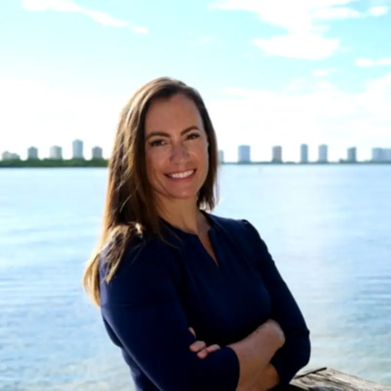 ফ্লোরিডায় ডেমোক্র্যাটের প্রতীকী জয়: ট্রাম্পের এলাকায় এমিলি গ্রেগরির বিজয়