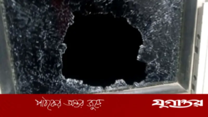 গফরগাঁওয়ে ট্রেনে উঠতে না পেরে পাথর নিক্ষেপ, জানালার গ্লাস ভাঙচুর