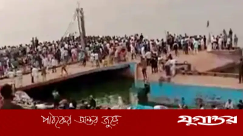 গোয়ালন্দে ফেরিতে উঠতে গিয়ে যাত্রীবাহী বাস পদ্মায় পড়ে, বহু হতাহতের শঙ্কা