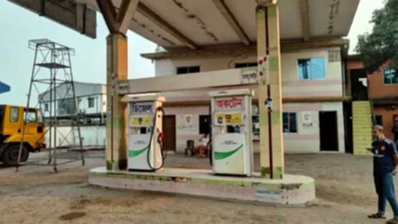 পদ্মা নদীতে যাত্রীবাহী বাস দুর্ঘটনায় বহু প্রাণহানির আশঙ্কা, নারায়ণগঞ্জে জ্বালানি সংকটে যাত্রী-চালকদের দুর্ভোগ