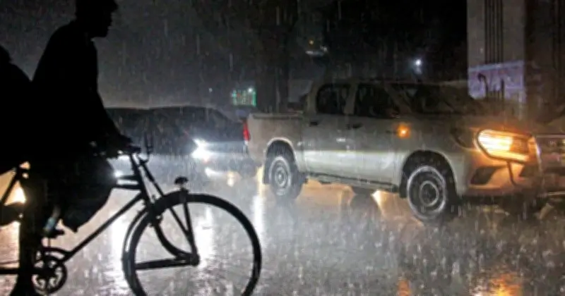ঢাকায় হঠাৎ অন্ধকারে নেমে এলো তীব্র কালবৈশাখী, বৃষ্টিতে স্বস্তি