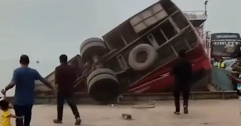 রাজবাড়ীর দৌলতদিয়া ঘাটে ফেরিতে উঠার সময় যাত্রীবাহী বাস পদ্মায় তলিয়ে গেছে, উদ্ধার কাজ চলছে