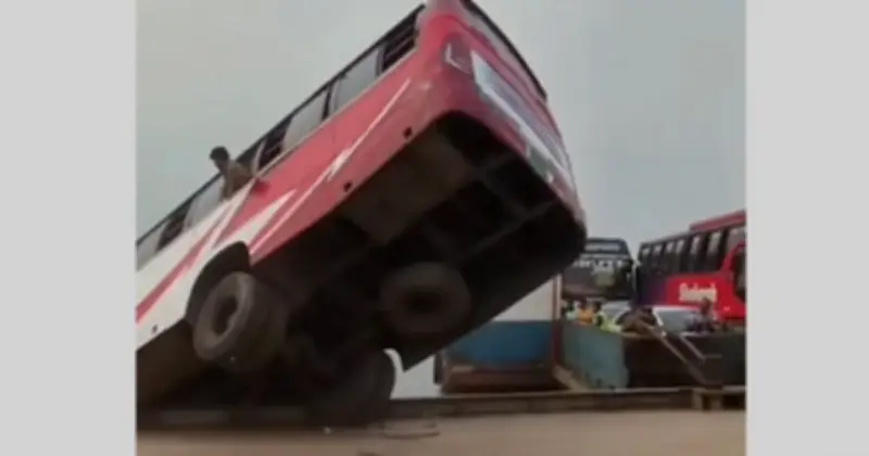 দৌলতদিয়া ঘাটে ফেরিতে উঠতে গিয়ে নিয়ন্ত্রণ হারিয়ে নদীতে পড়ল বাস, বহু হতাহতের শঙ্কা