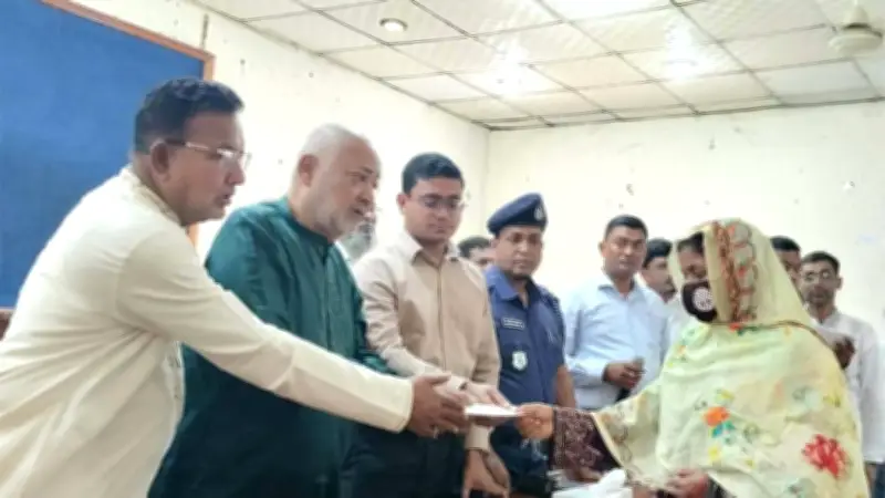 দৌলতপুরে প্রধানমন্ত্রীর অনুদান বিতরণ, দুর্ঘটনায় মৃত্যু ও স্বাস্থ্য সংকট নিয়ে আলোচনা