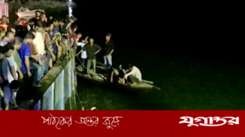 পদ্মায় ৯০ ফুট গভীরে ডুবে যাওয়া বাস, ঝড়-বৃষ্টিতে ব্যাহত উদ্ধারকাজ