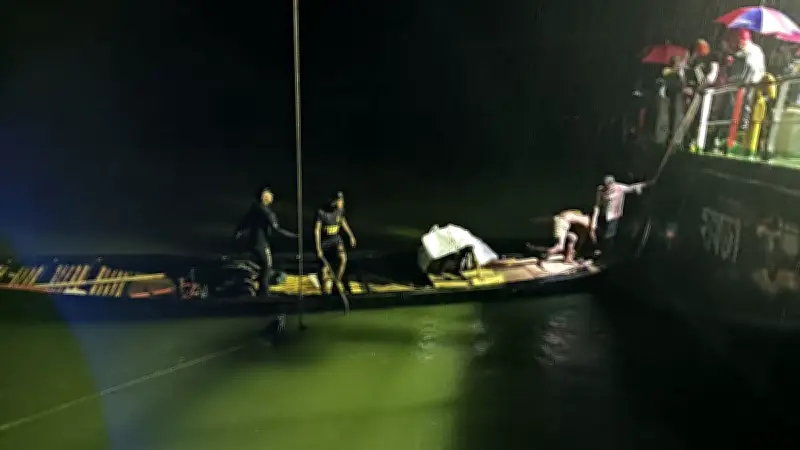 দৌলতদিয়া ফেরিঘাটে বাস দুর্ঘটনা: দুজন নিহত, ডুবুরিদের তৎপরতায় উদ্ধার অভিযান