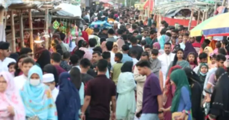 ঈদে রাজশাহীর পদ্মা নদীর তীরে উৎসবের মেলা, ভিড়ে মুখরিত পার্ক ও বিনোদন কেন্দ্র