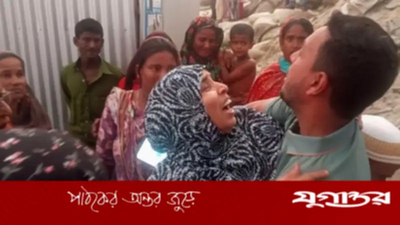 পদ্মা নদীতে বাস দুর্ঘটনা: স্ত্রী-সন্তানের অপেক্ষায় কাঁদছেন রেজাউল