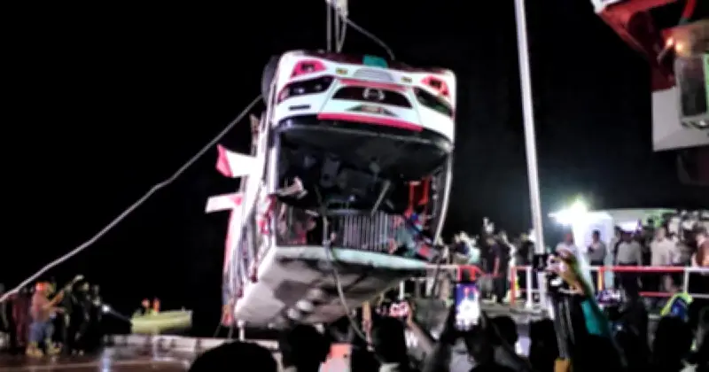 রাজবাড়ীর দৌলতদিয়ায় পদ্মা নদীতে ডুবে যাওয়া বাস উদ্ধার, ১১ লাশ পাওয়া গেছে