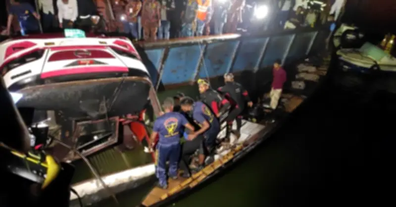 রাজবাড়ীর দৌলতদিয়া ফেরিঘাটে বাসডুবি: ২০ জনের মরদেহ উদ্ধার, তদন্ত কমিটি গঠন
