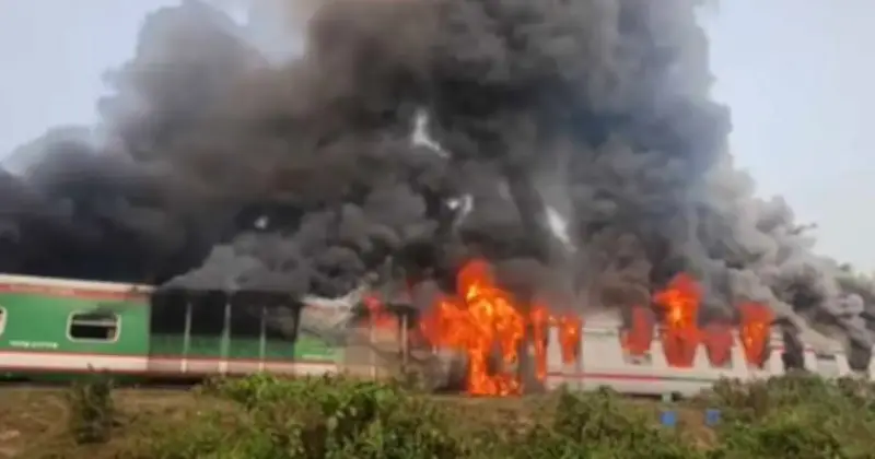 চট্টগ্রামের সীতাকুণ্ডে ‘চট্টলা এক্সপ্রেস’ ট্রেনে ভয়াবহ অগ্নিকাণ্ড, উদ্ধারকাজে সফলতা