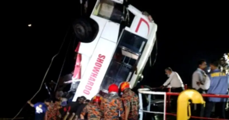 রাজবাড়ীর দৌলতদিয়া ফেরিঘাটে নদীতে ডুবে যাওয়া বাসের চালকের মরদেহ উদ্ধার, গুজবের বিরুদ্ধে ক্ষোভ