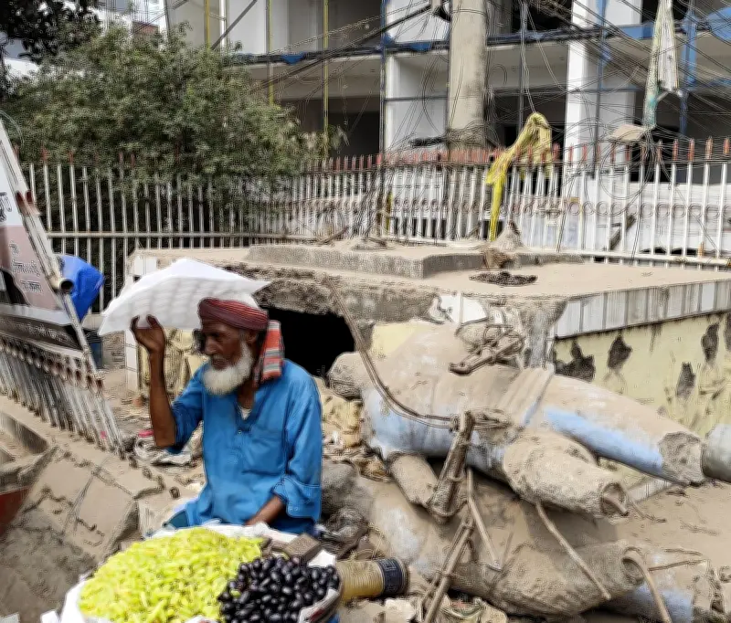 নওগাঁয় মুক্তিযুদ্ধের ভাস্কর্য ভাঙচুরের দেড় বছর: সংস্কারহীন অবস্থায় পড়ে আছে