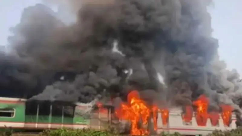 চট্টলা এক্সপ্রেস ট্রেনে ভয়াবহ অগ্নিকাণ্ড: স্বাধীনতা দিবসে শোক ও শ্রদ্ধার মিশ্রণ