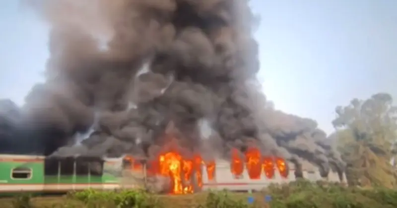 চট্টলা এক্সপ্রেস ট্রেনের বিদ্যুৎ কোচে আগুন, যাত্রীদের মধ্যে আতঙ্ক