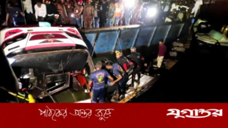 পদ্মা নদীতে বাসডুবি: নিহত বেড়ে ২৪, উদ্ধার অভিযান চলছে