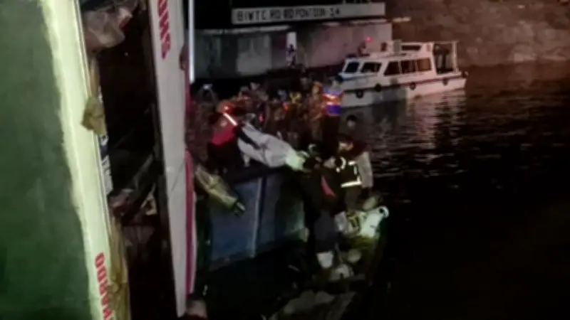 দৌলতদিয়ায় বাস নদীতে পড়ে মৃত বেড়ে ২৩, মুক্তিযুদ্ধের স্মৃতি ও স্বাধীনতার গৌরব নিয়ে আলোচনা