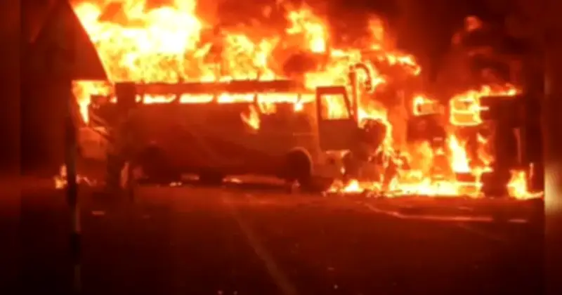 ভারতের অন্ধ্রপ্রদেশে বাস-লরি সংঘর্ষে ভয়াবহ অগ্নিকাণ্ড, নিহত ১২