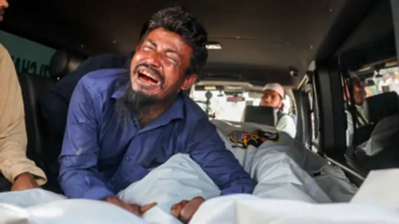 পদ্মা নদীতে দুর্ঘটনা: উদ্ধার কার্যক্রমে নৌবাহিনীর ডুবুরিরা, স্বজনদের আহাজারিতে ভারী পরিবেশ