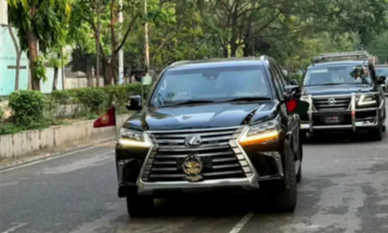 প্রধানমন্ত্রী তারেক রহমানের গাড়িতে প্রথমবারের মতো জাতীয় পতাকা সংযুক্ত