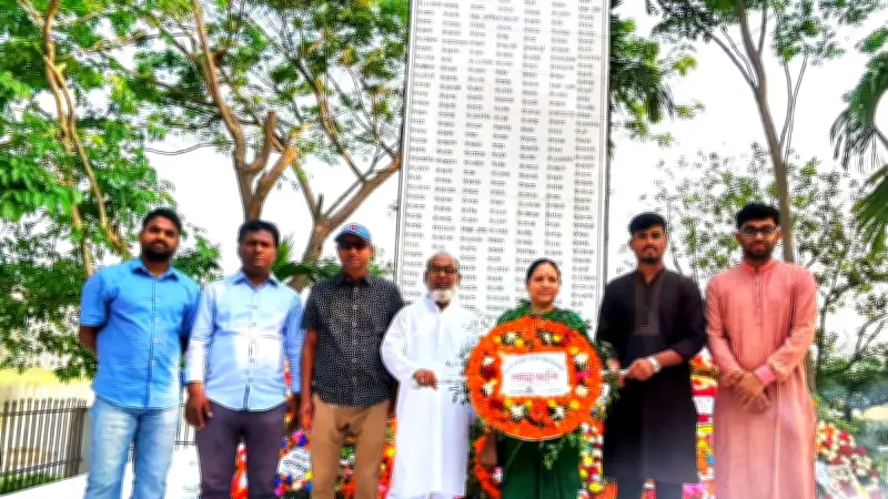 স্বাধীনতা দিবসে নোয়াখালী বন্ধুসভার শ্রদ্ধা: শহীদ স্মৃতিস্তম্ভে পুষ্পস্তবক অর্পণ