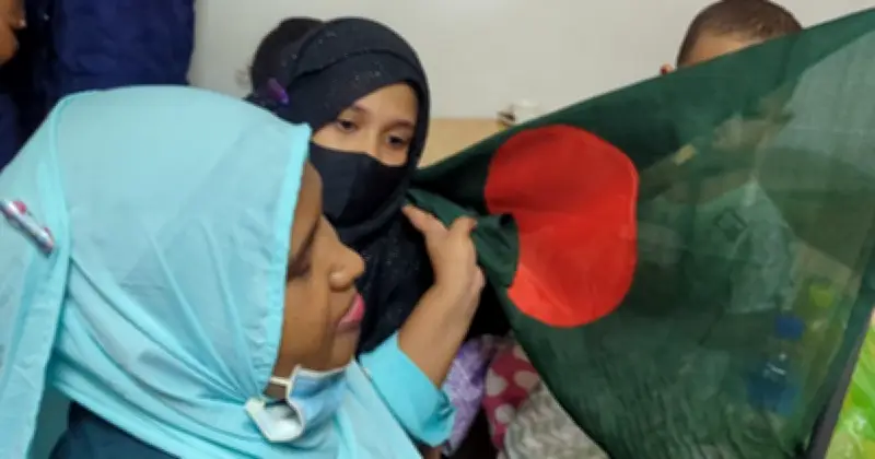 তিন সন্তান নিয়ে স্মৃতিসৌধে শ্রদ্ধা জানাতে এসে আওয়ামী লীগের পক্ষের নারী আটক