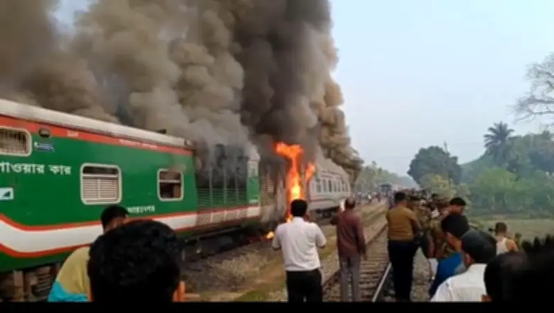 চট্টলা এক্সপ্রেস ট্রেনে আগুন: চার ঘণ্টা বিলম্বে ঢাকার উদ্দেশে যাত্রা