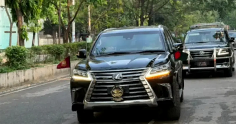 প্রধানমন্ত্রী তারেক রহমানের গাড়িতে প্রথমবারের মতো জাতীয় পতাকা উত্তোলন