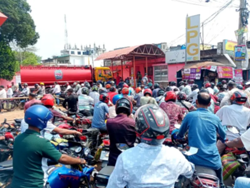 সাতক্ষীরায় মোটরসাইকেলচালকদের জন্য ফুয়েল কার্ড বাধ্যতামূলক, ফিলিং স্টেশনে দীর্ঘ সারি