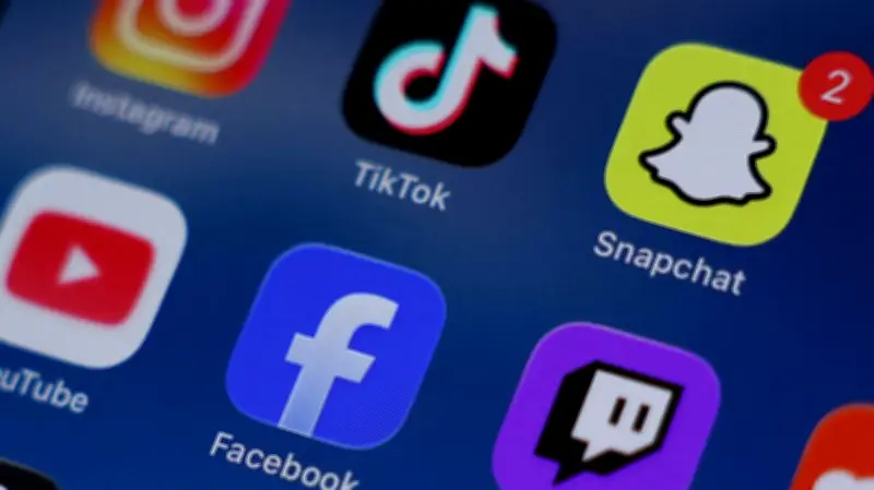 সামাজিক যোগাযোগমাধ্যমের অতিরিক্ত ব্যবহার তরুণদের সুখ কমাচ্ছে: বিশ্ব হ্যাপিনেস রিপোর্ট