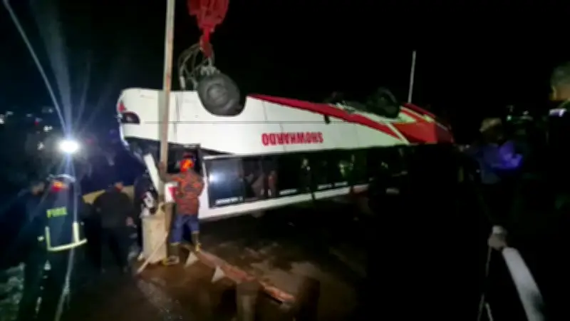 বাংলাদেশে দুর্ঘটনা ও আন্তর্জাতিক উত্তেজনা: পদ্মা থেকে ইরান পর্যন্ত সংবাদ