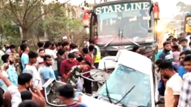 বাস-প্রাইভেটকার সংঘর্ষে একই পরিবারের ৪ জনসহ নিহত ৫, দৌলতদিয়ায় বাস ডুবে প্রাণহানি
