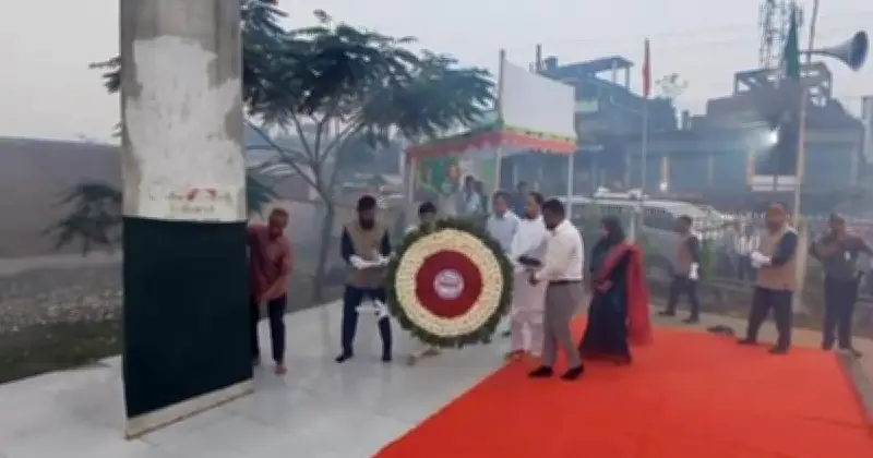 যশোরের বিজয়স্তম্ভে বঙ্গবন্ধুর নামফলক ঢেকে শ্রদ্ধা নিবেদন: ইতিহাস বিকৃতির অভিযোগ