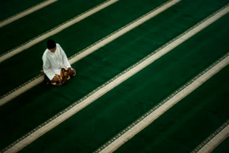 নামাজে মনোযোগ হারানো: ইসলামি দৃষ্টিকোণে ওয়াসওয়াসা থেকে মুক্তির কার্যকর উপায়