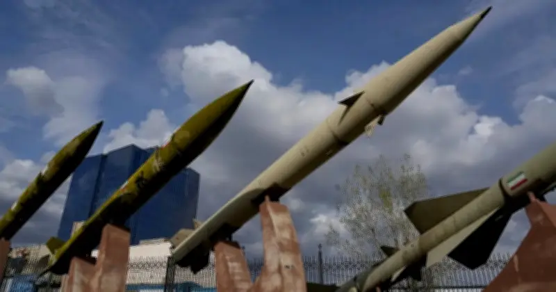 ইরানে পারমাণবিক বোমা তৈরির দাবি জোরালো, যুদ্ধ পরিস্থিতিতে নীতি পরিবর্তনের আলোচনা