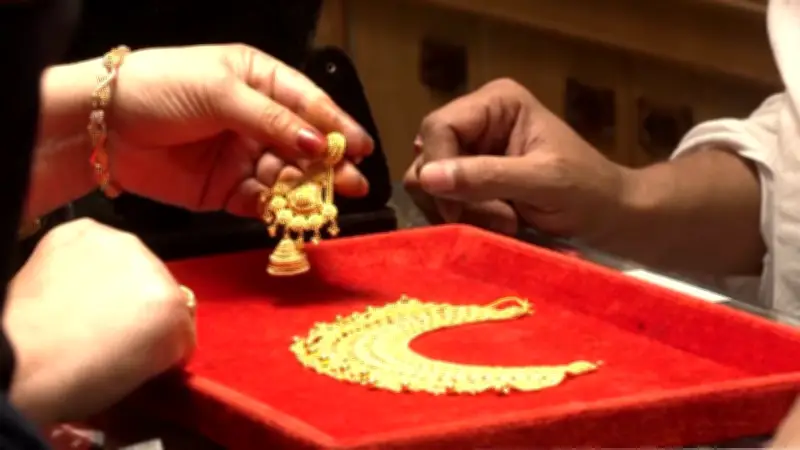 দফায় দফায় কমছে স্বর্ণের দাম, ভরিতে বড় ছাড়; দৌলতদিয়ায় বাসডুবি উদ্ধার তৃতীয় দিনেও চলমান