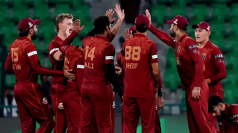 হায়দরাবাদ কিংসম্যানের মেরুন জার্সিতে সাদা বল হয়ে গেল মেরুন, পিএসএল ম্যাচে বিরল ঘটনা