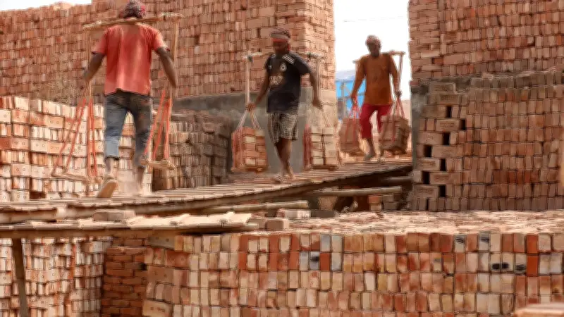 ইটভাটার শ্রমিকদের ধুলোমাখা জীবন: ঝুঁকি ও আনন্দের মিশেলে প্রতিদিনের সংগ্রাম