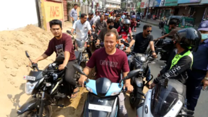 পর্যটকের ঢলে বান্দরবানে জ্বালানি সংকট, অকটেনের জন্য মোটরসাইকেলচালকদের ভিড়