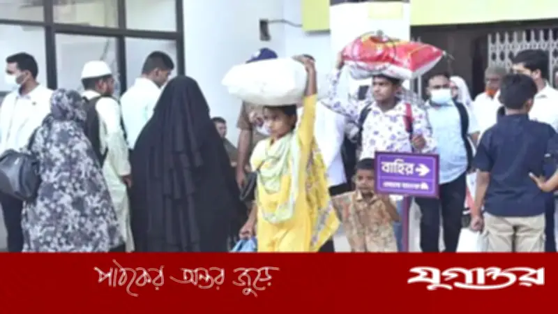 ঈদের ছুটি শেষে ঢাকামুখী যাত্রীদের উপচেপড়া ভিড়, কমলাপুরে কর্মজীবীদের ঢল