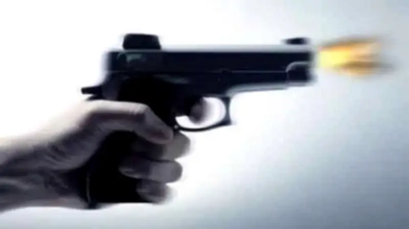 খুলনার দিঘলিয়ায় ছিনতাইয়ের সময় নিজেদের গুলিতে ছিনতাইকারী নিহত, ব্যবসায়ী আহত