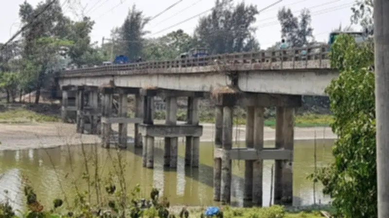 নোয়াখালীর হাতিয়ায় ঝুঁকিপূর্ণ সেতু: ভারী যান চলাচলে ফাটল, আতঙ্কিত বাসিন্দা