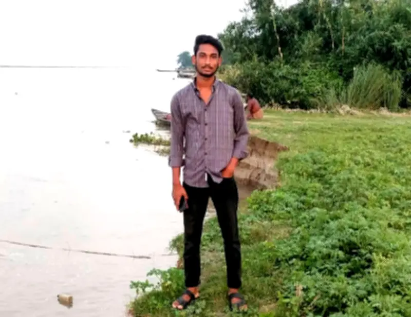 মামুনুর রশিদ: নদীর ওপার থেকে শিক্ষার আলো ছড়ানোর স্বপ্নে এগিয়ে চলা এক তরুণ