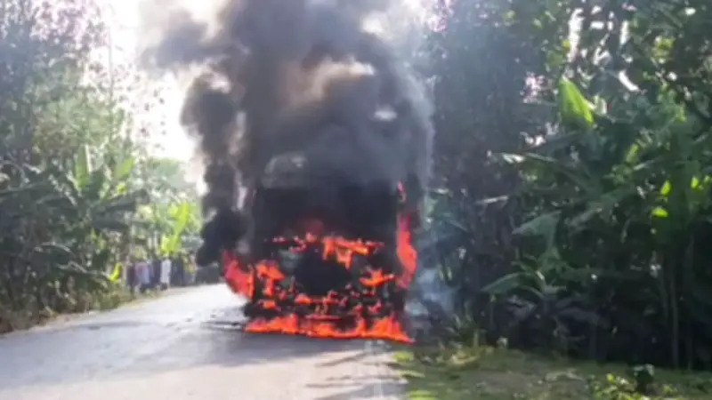 বাসে আগুন, ড্রোন প্রতিরক্ষা আলোচনা, মান্নান হাওলাদারের মৃত্যু: আজকের শীর্ষ সংবাদ
