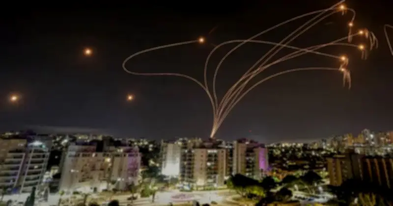 ইরানের হামলার সাইরেনকে কাজে লাগিয়ে ইসরায়েলিদের বিল না দিয়ে খাওয়া-দাওয়া