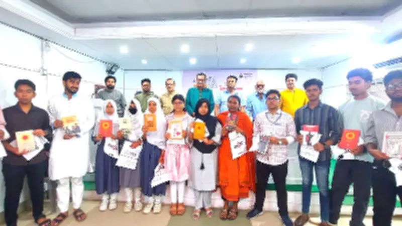 পাবনায় বন্ধুসভার মুক্তিযুদ্ধ অলিম্পিয়াডে বিজয়ী শিক্ষার্থীদের পুরস্কৃত করা হয়েছে