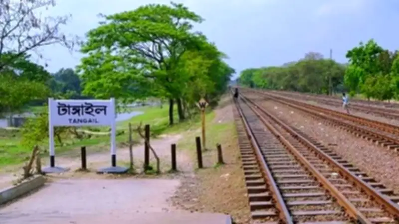 টাঙ্গাইলে ট্রেনে পাঁচ সদস্যের পরিবারের মৃত্যু, পাটুরিয়ায় ফেরিতে আগুন