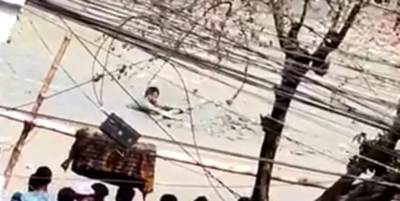 ছিনতাইকারীর কাদায় আটকে পড়ার মর্মান্তিক ঘটনা: রামদা হাতে পাঁচ ঘণ্টার লড়াই